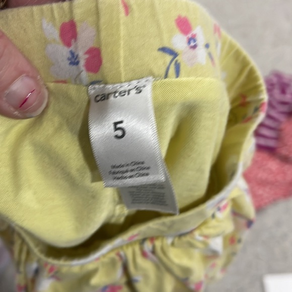 GIRLS SIZE 5. Bundle 3 pairs of shorts 1 short sleeve top - Picture 3 of 9